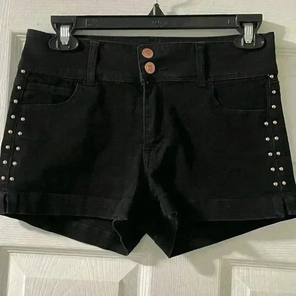 GUESS Shorts W/Copper Studs (No visibles size- measurements in pictures) A92